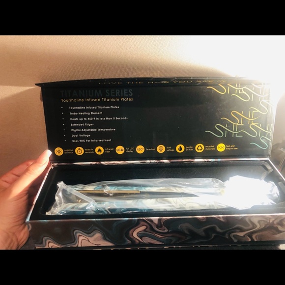 A straightening iron so technologically advanced even Iron Man would approve. - Picture 4 of 5